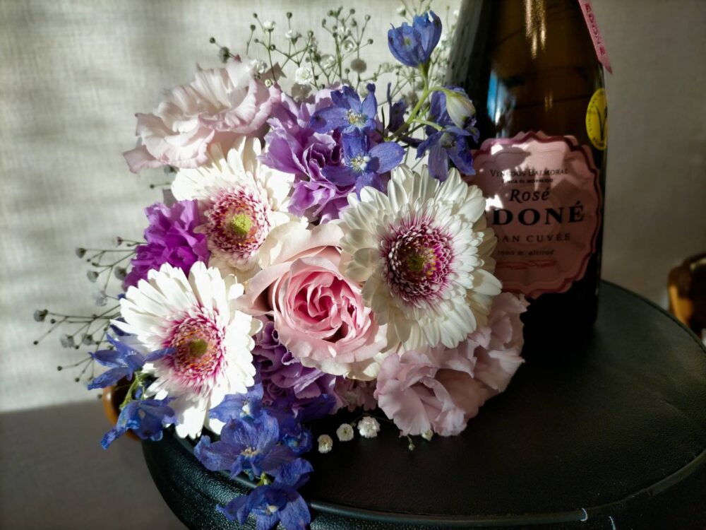 花束とシャンパン
